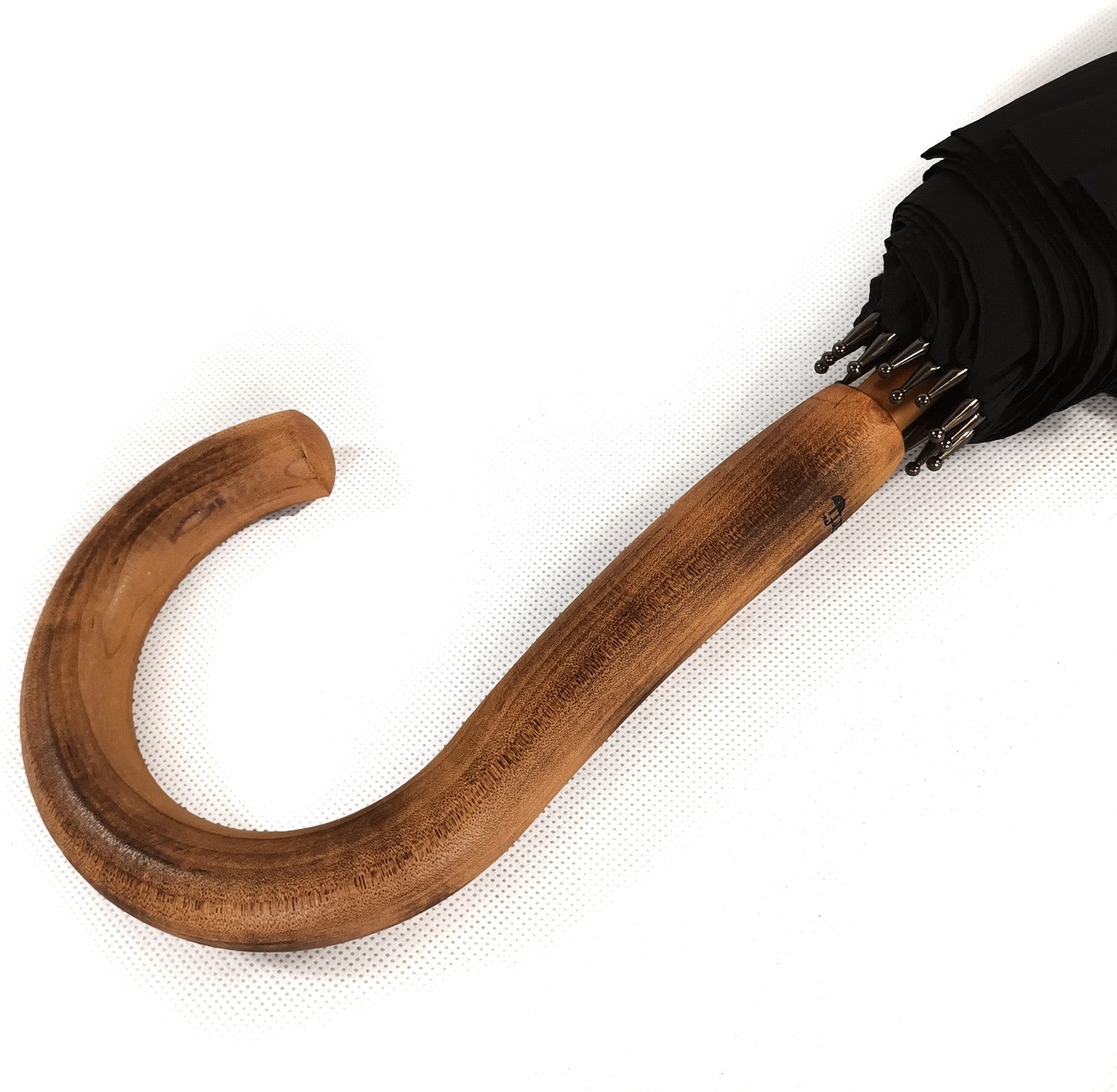 Long parapluie 16 baleines noir avec canne en bois